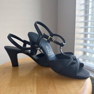 Vintage Hush Puppies Navy Leather T-Strap Slingback Heels Size 6.5 Made in USA
